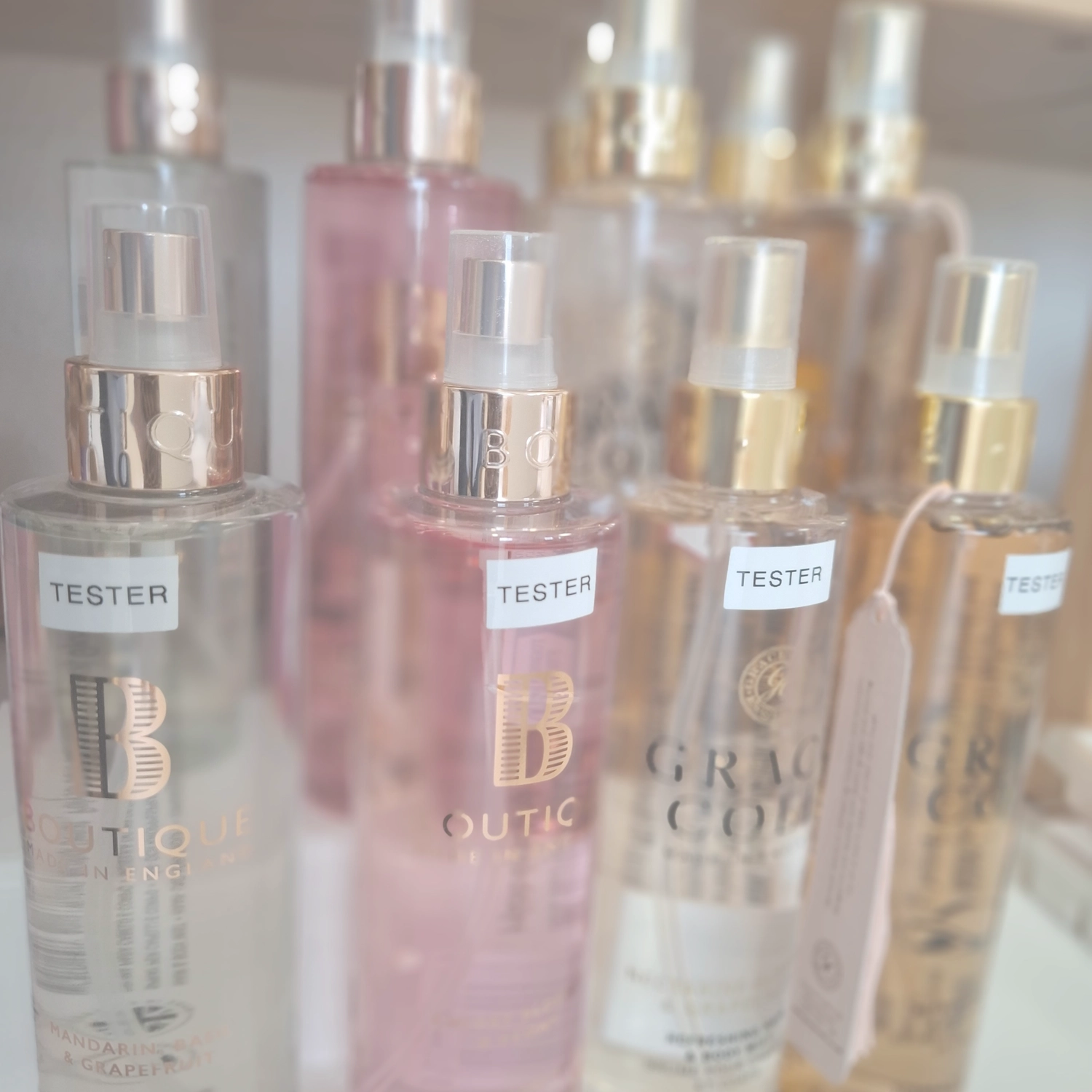 Grace&Felicity - concept store - Eine Kollektion schlanker, transparenter Duftzerstäuberfläschchen