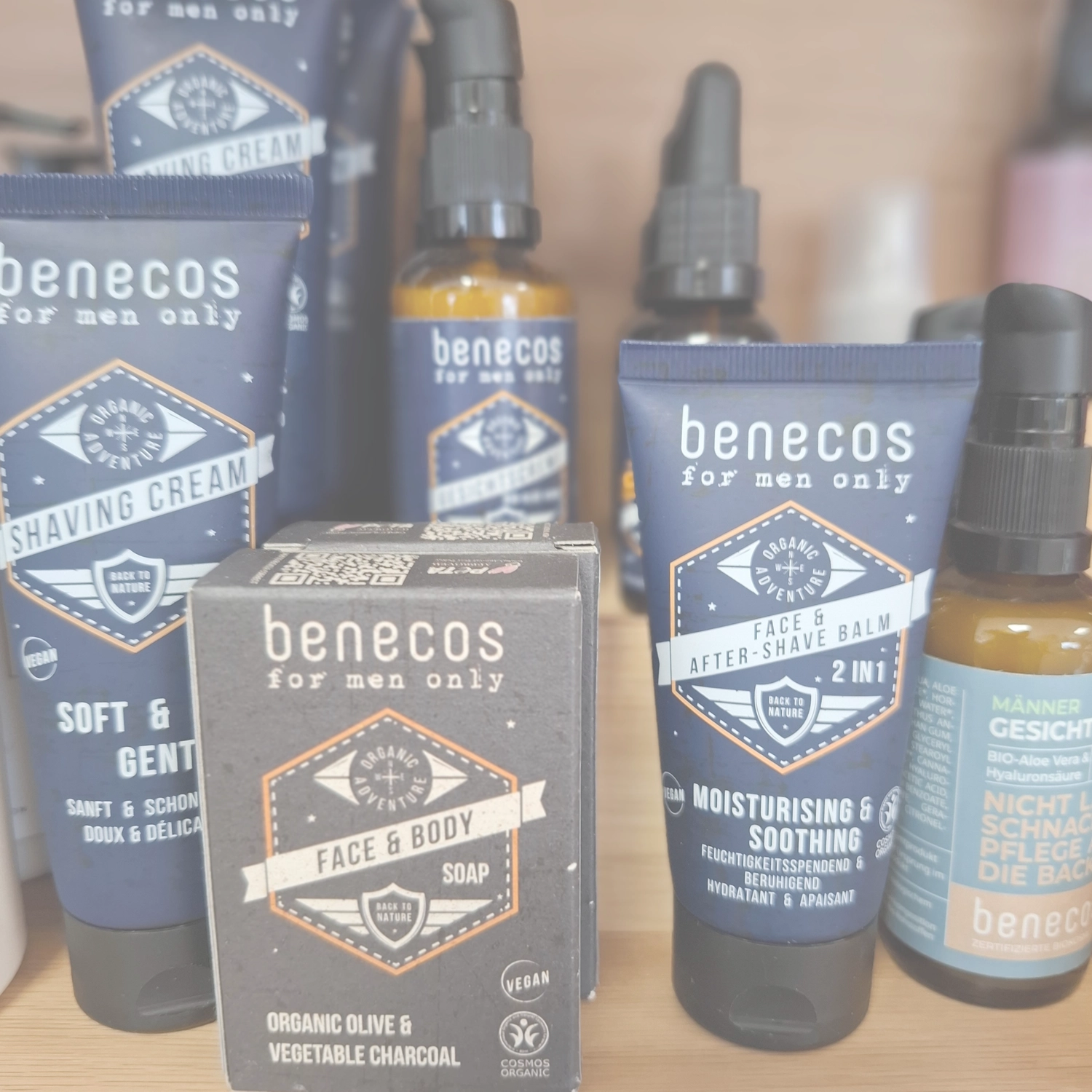 Grace&Felicity - concept store - Eine Kollektion von Benecos „Nur für Männer“-Pflegeprodukten, darunter Rasiercreme und Gesichtsbalsam.