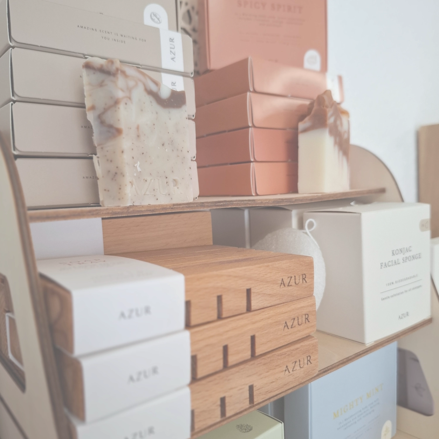 Grace&Felicity - concept store - Ordentlich angeordnete Schachteln mit Hautpflege- und Schönheitsprodukten von Azure auf einem Holzregal.