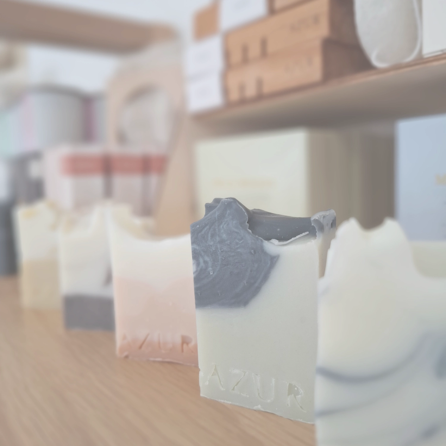 Grace&Felicity - concept store - Nahaufnahme von handgefertigten Seifenstücken, die in einem Geschäft ausgestellt sind.