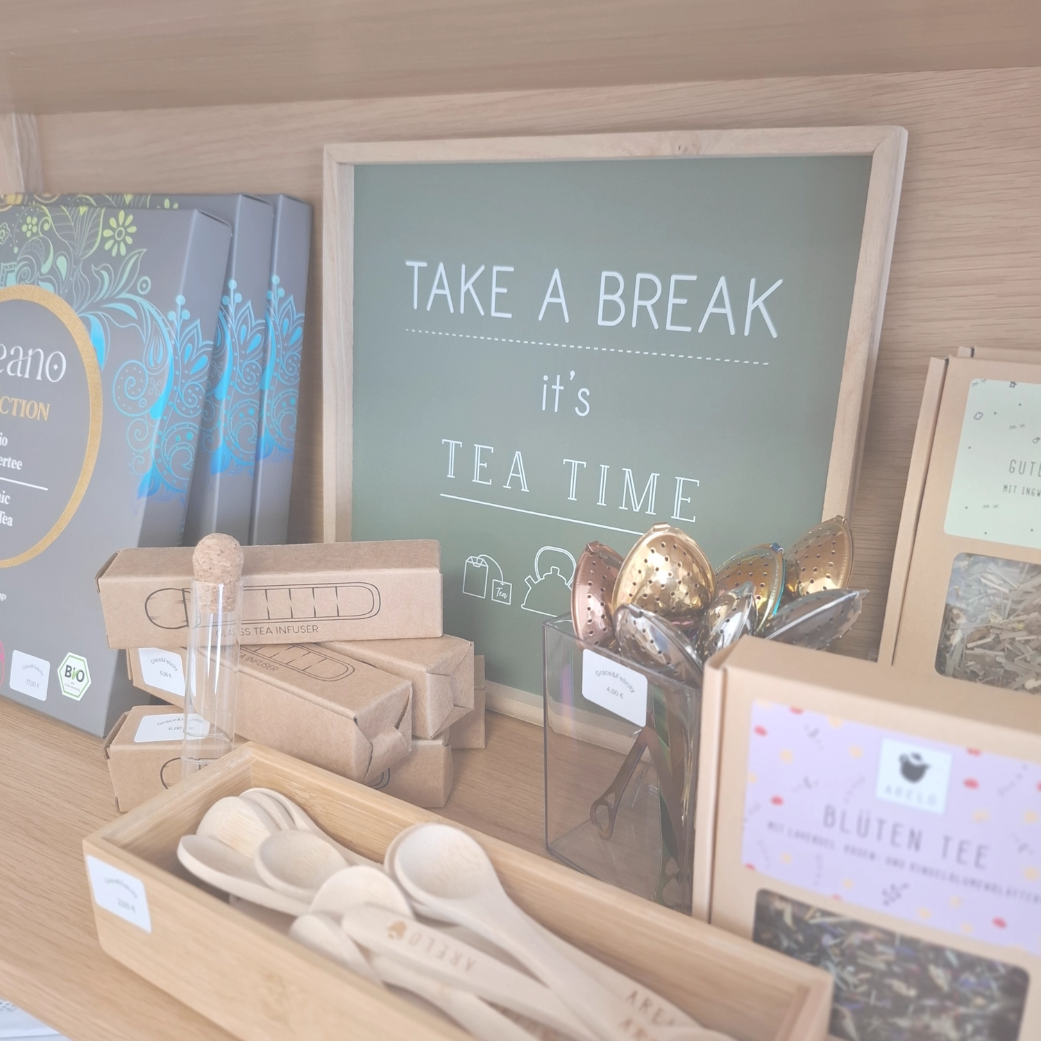 Grace&Felicity - concept store - Tafel mit dem Text: Mach eine Pause, es ist Teezeit und Löffel.