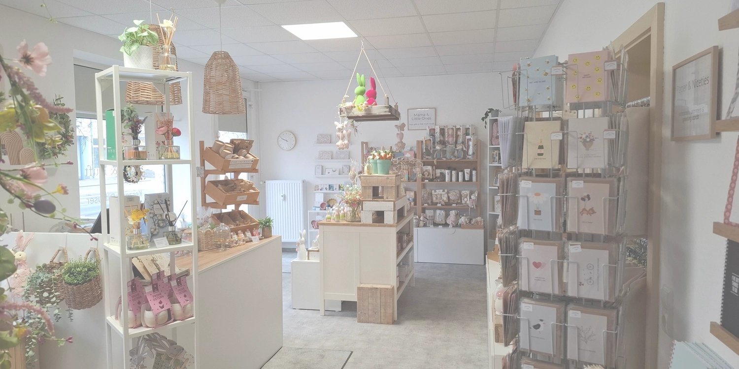 Grace&Felicity - concept store - Ein Geschäft mit hellen und luftigen Verkaufsflächen, gefüllt mit Geschenkartikeln.