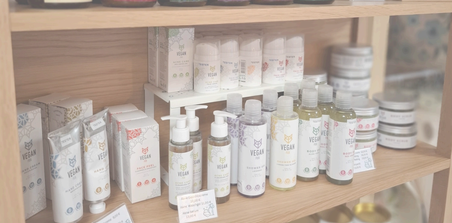 Grace&Felicity - concept store - Ein Regal voller verschiedener weißer und durchsichtiger Flaschen mit veganen Hautpflegeprodukten.